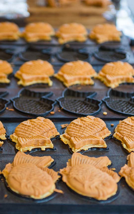 Parrilla de Waffles Taiyaki rellenos de sabores como nutella. La imagen muestra su preparación en planchas especiales